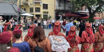 Tradicionalno grčko venčanje iz Arnee, na leskovačkom trgu 2. septembra