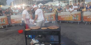 Rekord u pripremi najveće pljeskavice iz ruke nije oboren