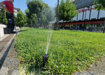 Vandali ponovo na nezavršenom Gradskom trgu u Leskovcu: Polomljene prskalice za navodnjavanje zelenih površina