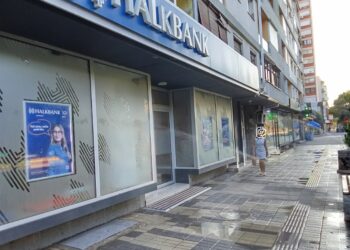 SLIKA DANA: Malo zalivaju travu, a malo besplatno peru izloge i tuširaju prolaznike