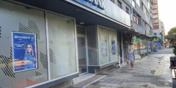 SLIKA DANA: Malo zalivaju travu, a malo besplatno peru izloge i tuširaju prolaznike