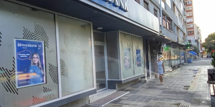 SLIKA DANA: Malo zalivaju travu, a malo besplatno peru izloge i tuširaju prolaznike