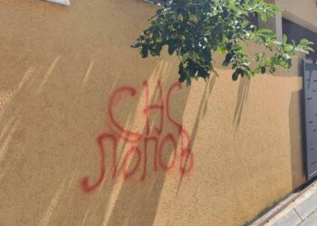 Na kući direktora škole u Šišavi osvanuo grafit „SNS lopov“: „Osećam se ugroženo, plašim se za porodicu“