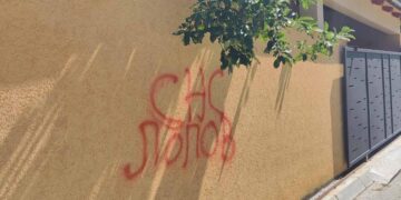 Na kući direktora škole u Šišavi osvanuo grafit „SNS lopov“: „Osećam se ugroženo, plašim se za porodicu“