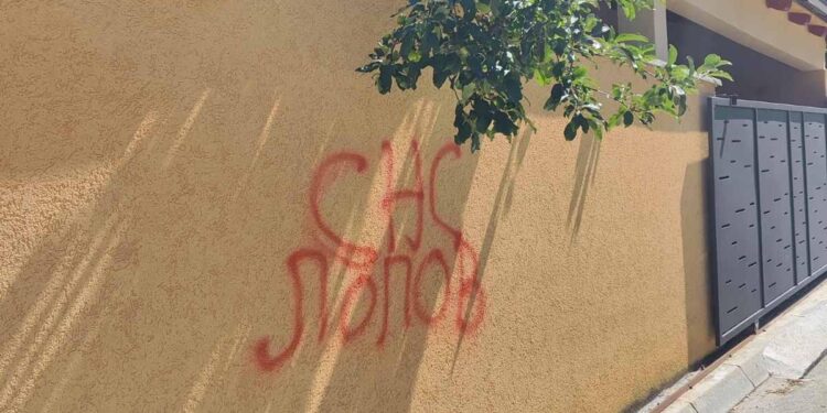 Na kući direktora škole u Šišavi osvanuo grafit „SNS lopov“: „Osećam se ugroženo, plašim se za porodicu“