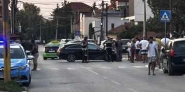 Trostruki sudar u Leskovcu: Dete od 9 godina vozilo „mercedes“ i udarilo u BMW i taksi?! – VIDEO