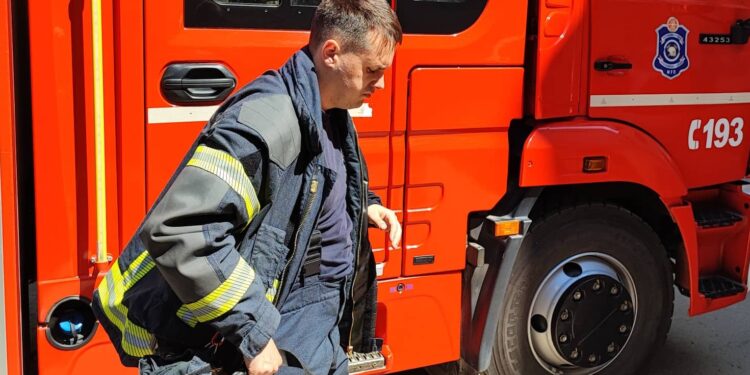 Požar kod Leskovca stavljen pod kontrolu: Vatrogasci ostaju na terenu u pripravnosti