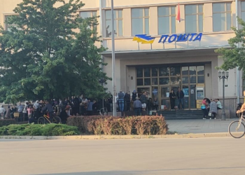 Penzioneri požurili po vaučere: U Leskovcu red ispred pošte još u 6 ujutru