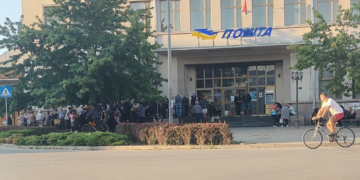 Penzioneri požurili po vaučere: U Leskovcu red ispred pošte još u 6 ujutru