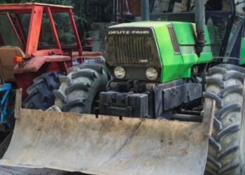 Šumokradice pobegle, traktor ostao: Sprečena bespravna seča šuma