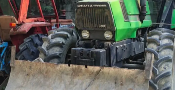 Šumokradice pobegle, traktor ostao: Sprečena bespravna seča šuma
