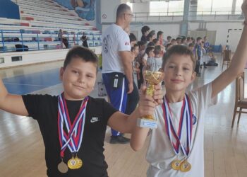 Mali leskovački karatisti briljirali u Vlasotincu: Luka Marković najuspešniji takmičar turnira