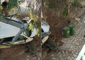 Taksi sleteo u dvorište u Leskovcu, automobil potpuno uništen