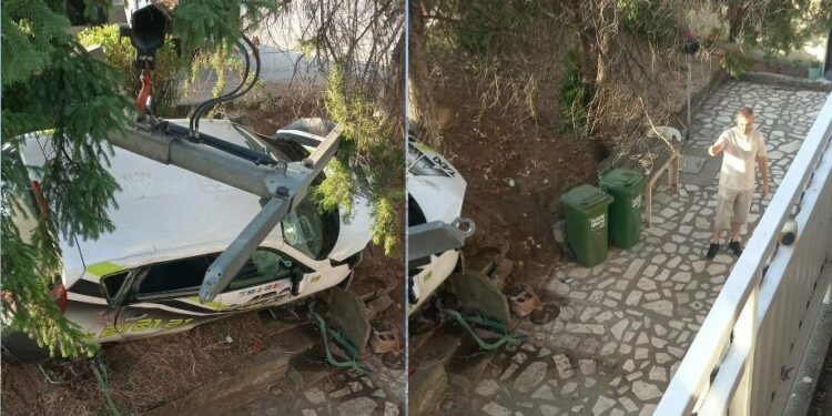 Taksi sleteo u dvorište u Leskovcu, automobil potpuno uništen