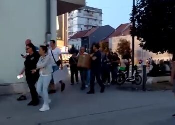I u Aleksincu zvižduci naprednjacima u centru grada: Građani ih ispratili, SNS sklonio štand i otišao