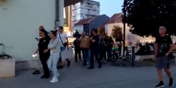 I u Aleksincu zvižduci naprednjacima u centru grada: Građani ih ispratili, SNS sklonio štand i otišao