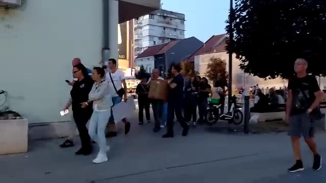I u Aleksincu zvižduci naprednjacima u centru grada: Građani ih ispratili, SNS sklonio štand i otišao