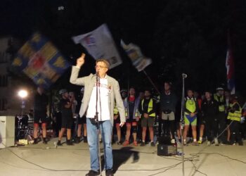 Hubač sa suzama u očima u Leskovcu: „Kada sam video svoju ćerku među tim mladim ljudima, shvatio sam da nemam pravo da stojim po strani“