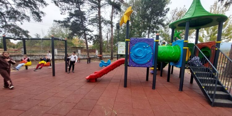Novi mobilijari za decu u Brejanovcu, Grdelici i naselju Kumalak i sprave za teretanu na otvorenom u Dubočici