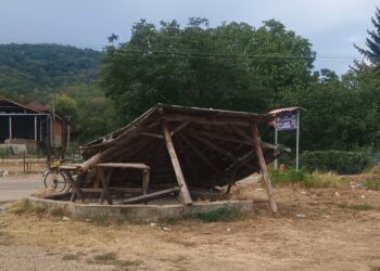 Srušila se nadstrešnica u Gorini pod kojom deca čekaju školski autobus