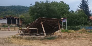 Srušila se nadstrešnica u Gorini pod kojom deca čekaju školski autobus