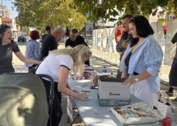 Studentska lista predstavlja „Studentski plan“ u Leskovcu: SNS postavio svoj štand pored njihovog, građani ih oterali