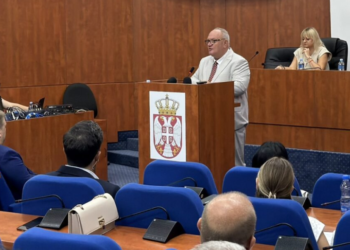 Grad Leskovac uvodi đačke uniforme od naredne godine? Za to se planira11 miliona dinara, a učenicima ove godine po 1.000 dinara više za knjige