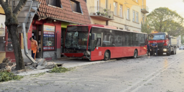 Gradski autobus sleteo sa kolovoza i udario u drvo: Vozač i troje putnika prevezeni u UKC Niš