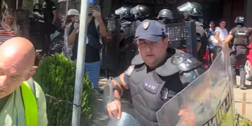 Žandarmerija blokirala prilaze Narodnom pozorištu u Nišu, demonstranti probili kordon