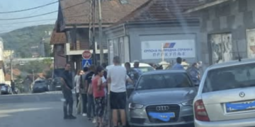 U Prokuplju počelo prikupljanje potpisa za SNS listu, pristalice čekaju u redu