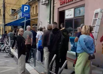Redovi za potpise za Studentsku listu u Leskovcu: Kolona duga nekoliko stotina metara