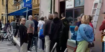 Redovi za potpise za Studentsku listu u Leskovcu: Kolona duga nekoliko stotina metara