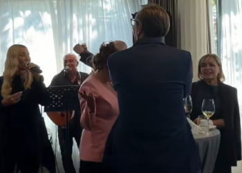 Ko je pevao Vučiću na oproštajnom koktelu? Sonja Kocić iz Leskovca zabavljala zaposlene u Predsedništvu