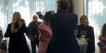 Ko je pevao Vučiću na oproštajnom koktelu? Sonja Kocić iz Leskovca zabavljala zaposlene u Predsedništvu