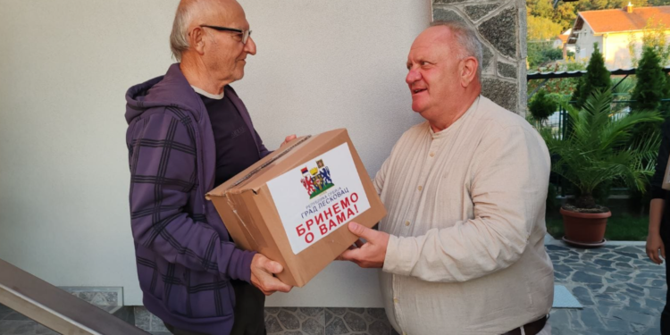 Gradonačelnik deli pakete penzionerima pred parlamentarne izbore plaćene novcem iz budžeta svih Leskovčana