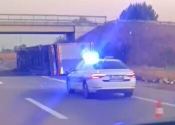 Kamion se prevrnuo i zapalio na auto-putu kod Pečenjevca, poginuo vozač – VIDEO