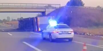 Kamion se prevrnuo i zapalio na auto-putu kod Pečenjevca, poginuo vozač – VIDEO