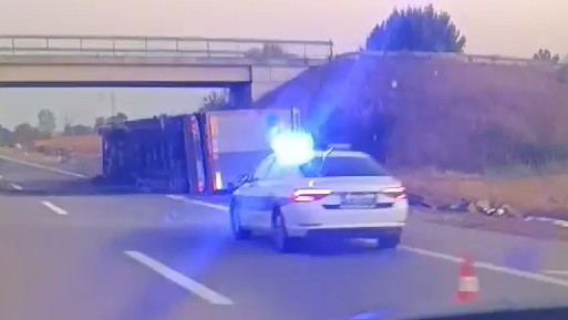 Kamion se prevrnuo i zapalio na auto-putu kod Pečenjevca, poginuo vozač – VIDEO