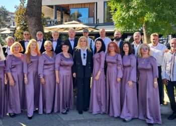 Gradski hor „Ruzmarin“ vodi publiku „Pesmom kroz srpske varoši“