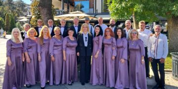 Gradski hor „Ruzmarin“ vodi publiku „Pesmom kroz srpske varoši“