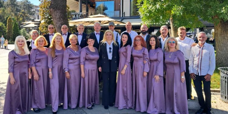Gradski hor „Ruzmarin“ vodi publiku „Pesmom kroz srpske varoši“