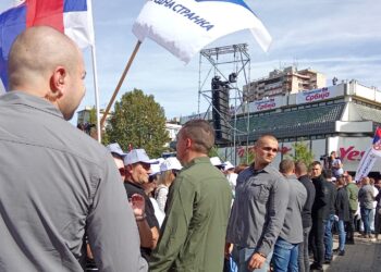 „Rešetka ne može!“ Vučićevo obezbeđenje zabranilo našoj novinarki da prati skup u Leskovcu