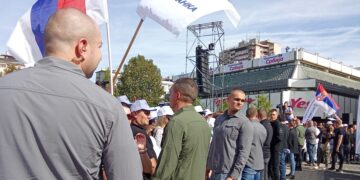 „Rešetka ne može!“ Vučićevo obezbeđenje zabranilo našoj novinarki da prati skup u Leskovcu
