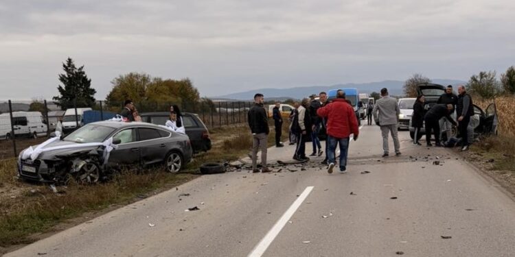 Lančani sudar na izlazu iz Leskovca: Automobil udario u kolonu svatova, put ka Pečenjevcu zatvoren
