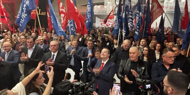 Dačić u Leskovcu: „25-og se kazaljke pomeraju sa 3 na 2 – Ne se znaje, Dačić igra!“