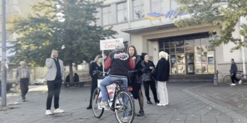 Direktor Centra za socijalni rad u Leskovcu na štandu SNS-a tokom radnog vremena