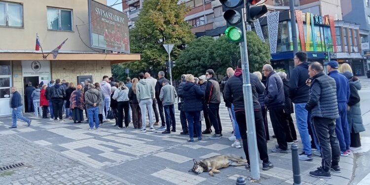 Gužve od ranog jutra na biračkim mestima u Leskovcu, kilometarski red naših zemljaka i ispred konzulata u Frankfurtu – VIDEO
