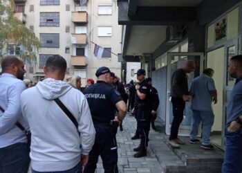 Tuča na biračkom mestu ucentru Leskovca: Razbijena glasačka kutija, glasanje prekinuto
