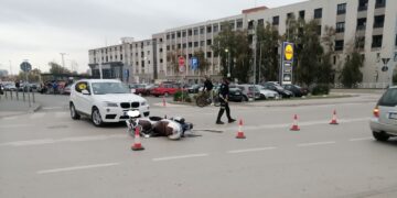 Povređen policajac u sudaru automobila i policijskog motocikla kod „Lidla“ u Leskovcu