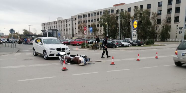 Povređen policajac u sudaru automobila i policijskog motocikla kod „Lidla“ u Leskovcu